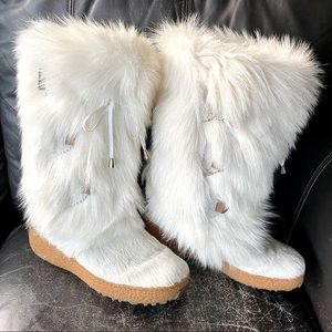 Oscar Sport Julia Bianco Goat Fur Boots, EUC, size 41, US 9